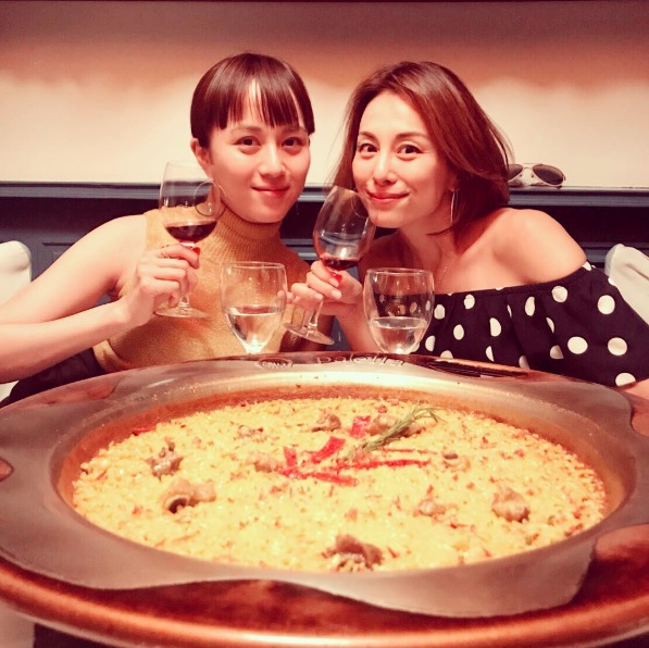 女優の比嘉愛未とスペイン旅行を満喫する米倉涼子の画像