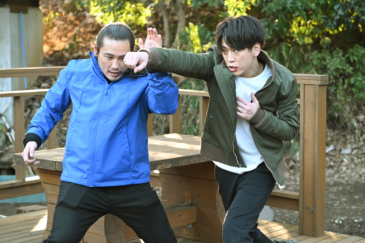 アクションシーンを練習する亀梨和也の画像