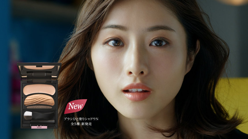 化粧品のCMに出演する石原さとみの画像