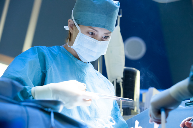 手術のシーンに臨む米倉涼子の画像
