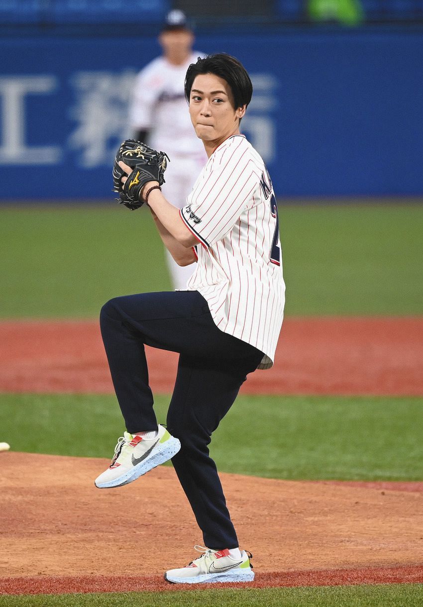 プロ野球の始球式を行う亀梨和也の画像