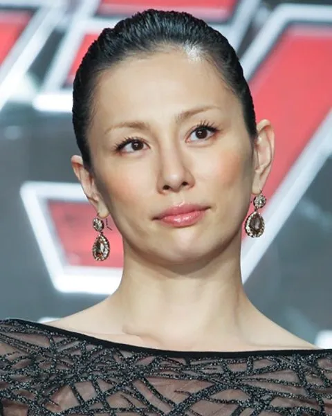 まっすぐな鼻筋の米倉涼子