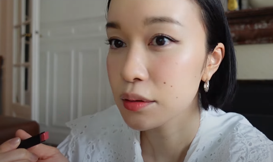 口紅を引くつづりさの画像