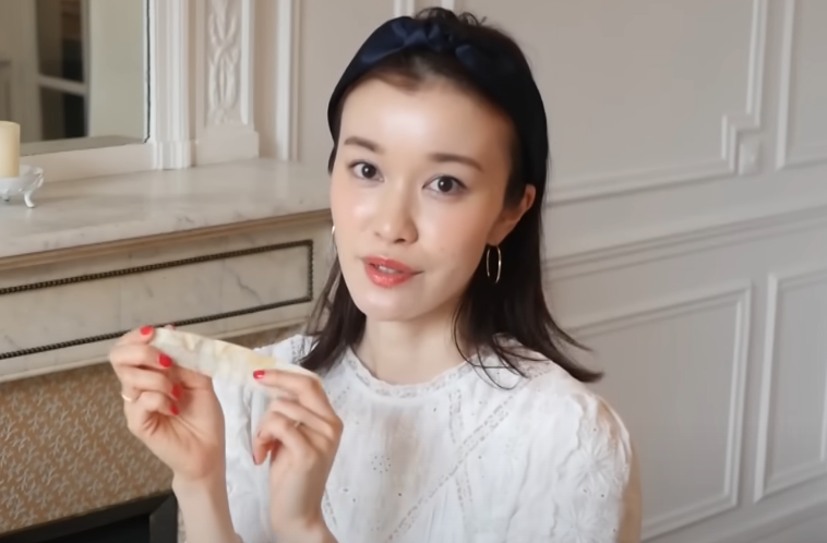 愛用のくしを紹介するつづりさの画像