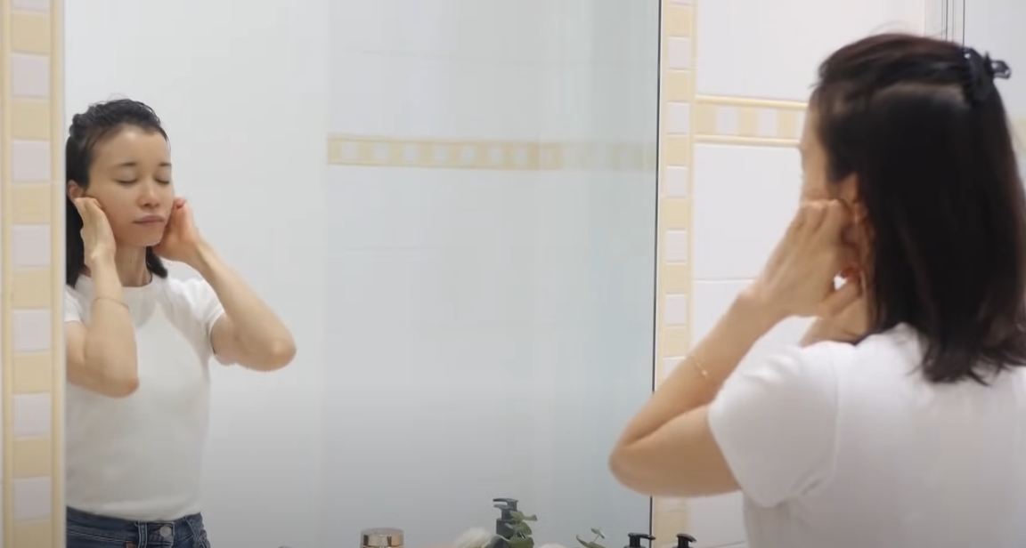 小顔マッサージをするつづりさの画像