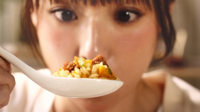 冷凍食品のCMに出演する深田恭子の画像
