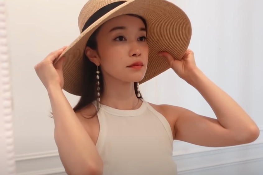 日焼け対策に帽子をかぶるつづりさの画像