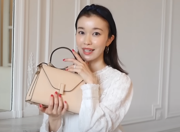 愛用のバッグを紹介するつづりさの画像