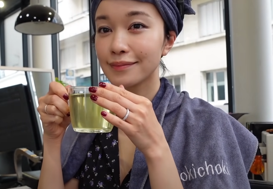 サロンで休憩するつづりさの画像