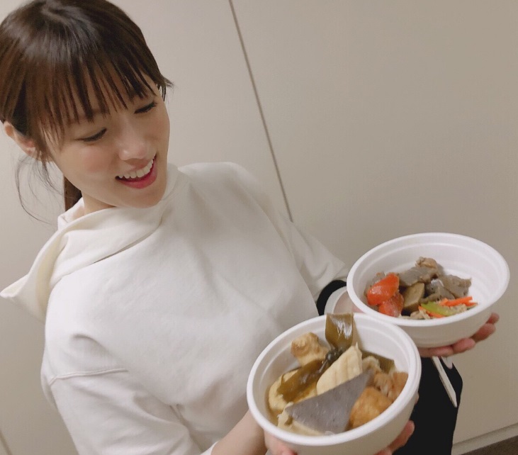 ケータリングを楽しむ深田恭子の画像