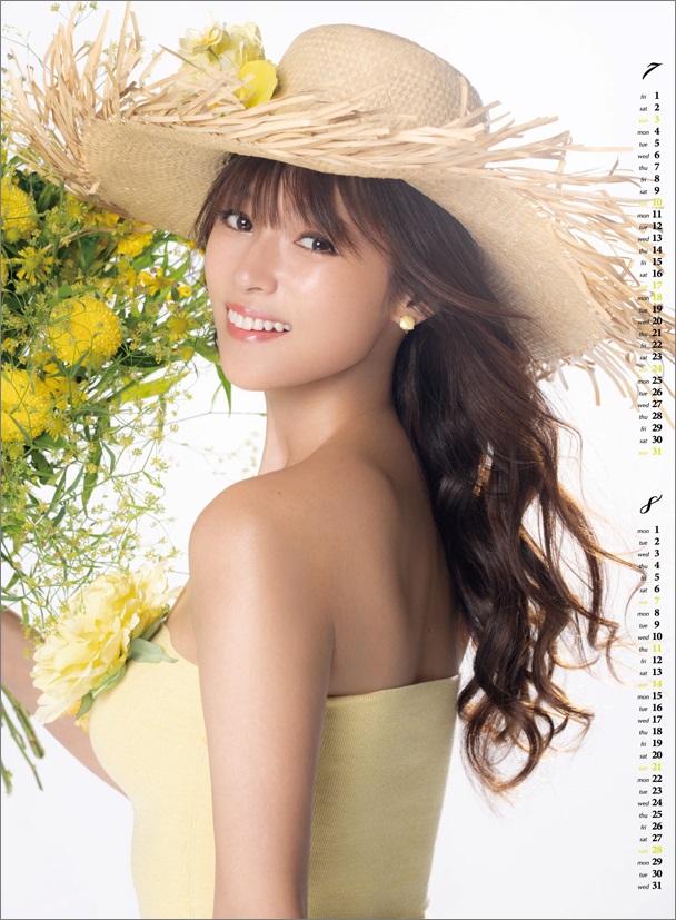 活発な笑顔を見せる深田恭子の画像