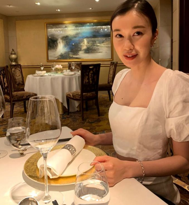 旦那様とのデートを楽しむつづりさの画像