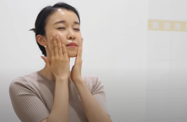 メイク落としをするつづりさの画像