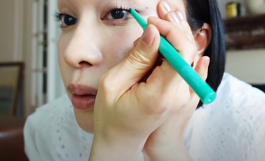 アイラインを描くつづりさの画像