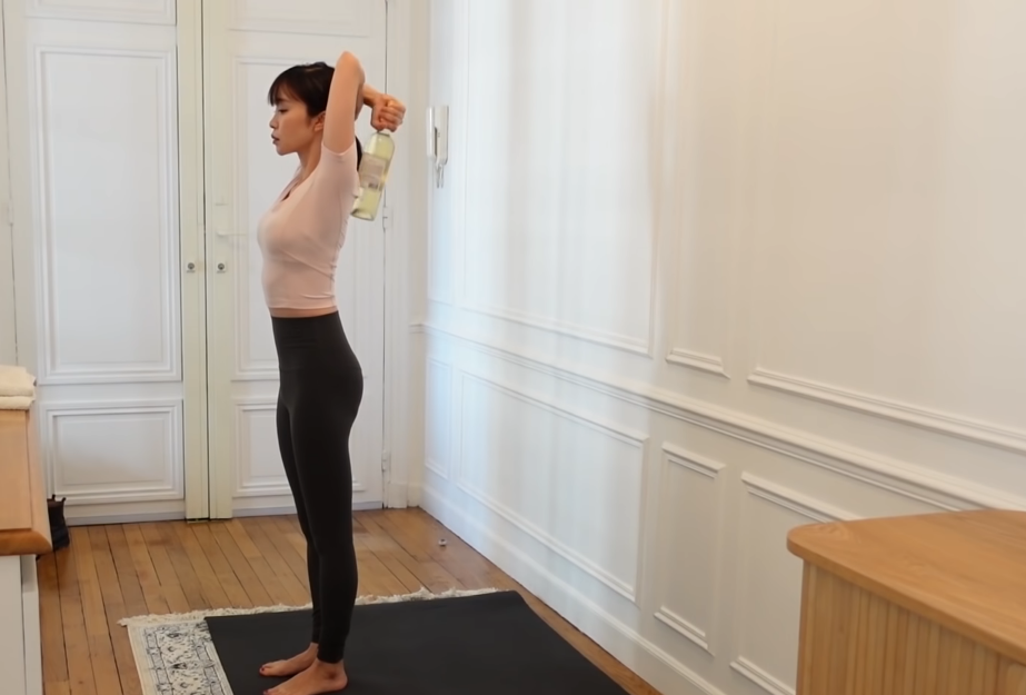 ストレッチをするつづりさの画像