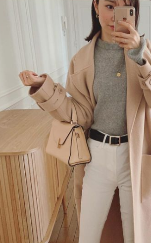 自撮りをするつづりさの画像