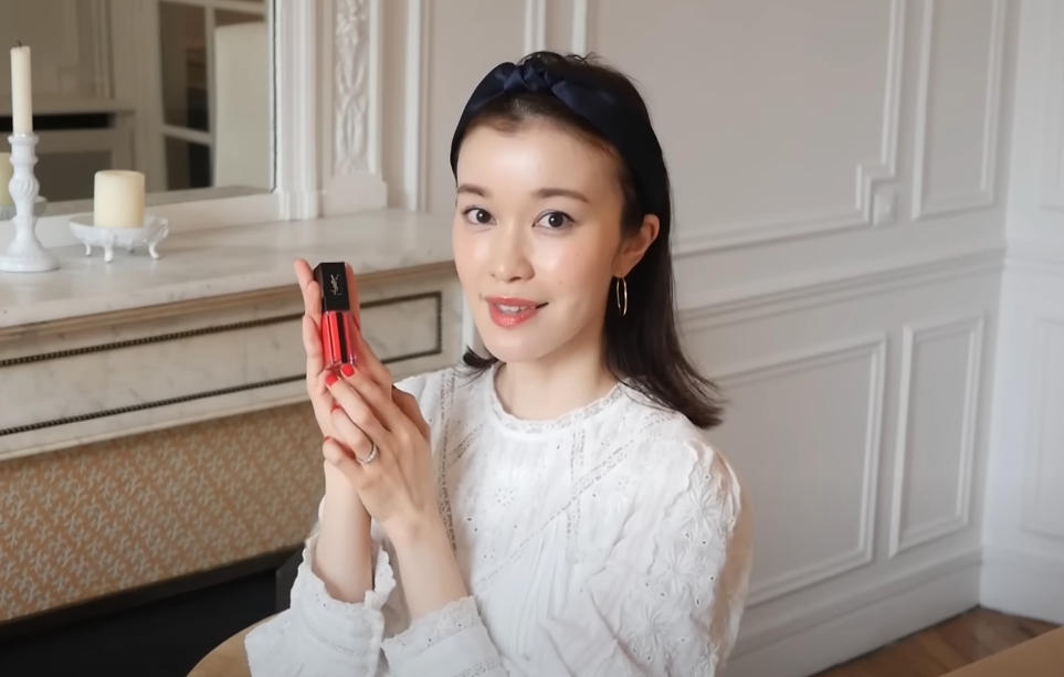 愛用のリップを紹介するつづりさの画像