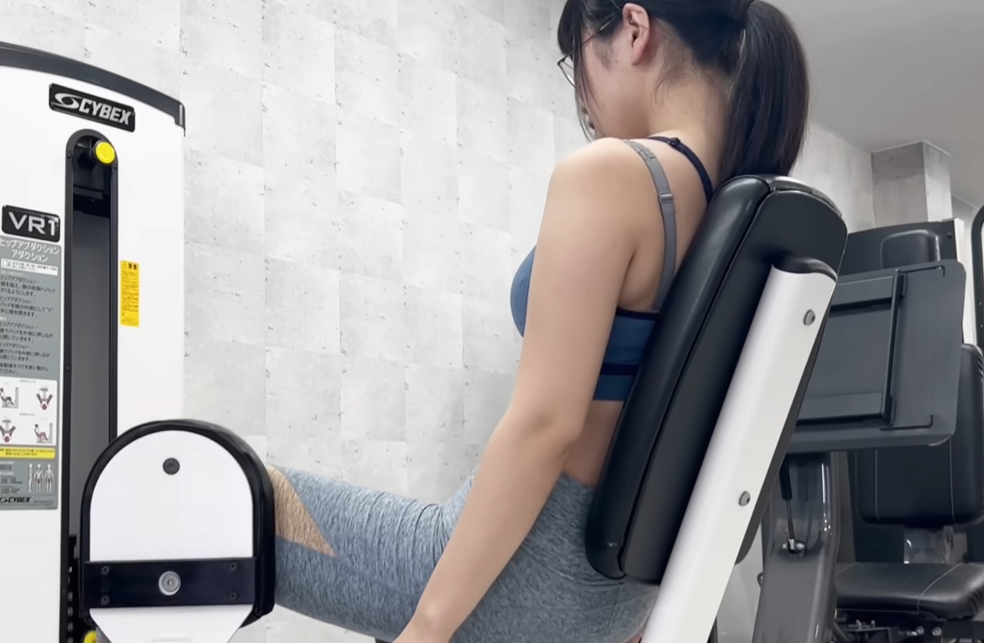 ヒップアブダクションをする東雲うみの画像