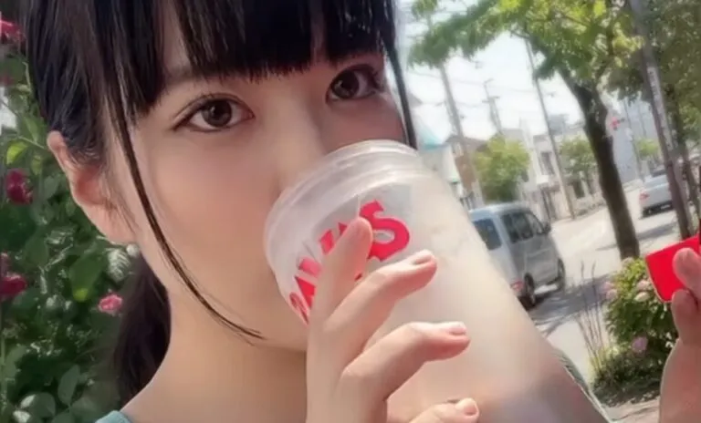 プロテインを飲む東雲うみ