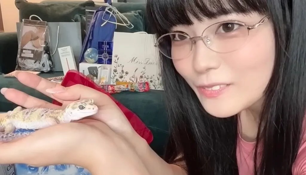 ペットを愛でる東雲うみ