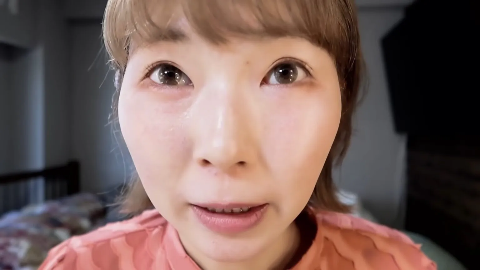 タレ目メイクをするあさぎーにょ