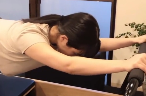 筋トレに勤しむ東雲うみの画像