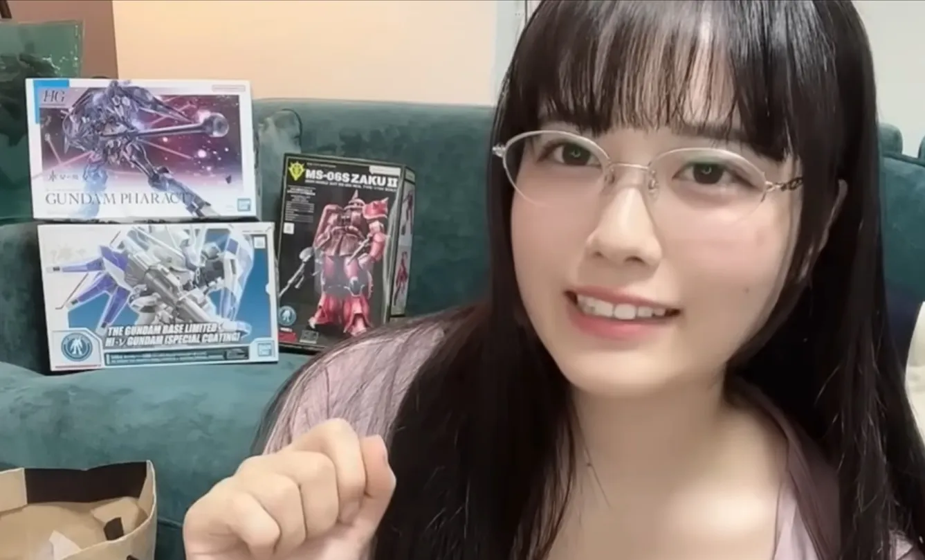 歯を見せて笑う東雲うみ