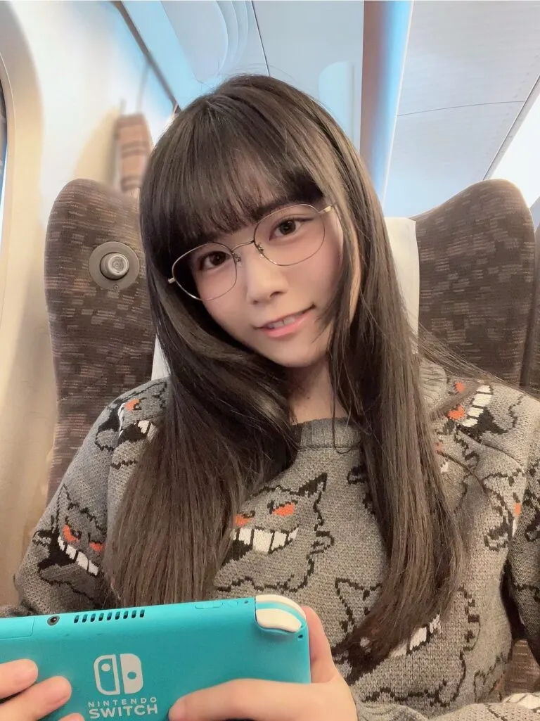 オフでは眼鏡を着用することが多い東雲うみ