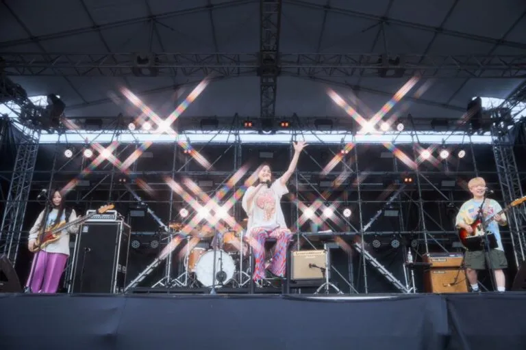 ライブに出演する能年玲奈(のん)