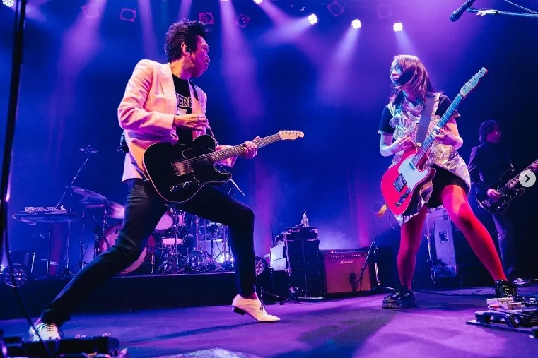 布袋寅泰とギターを演奏する能年玲奈(のん)