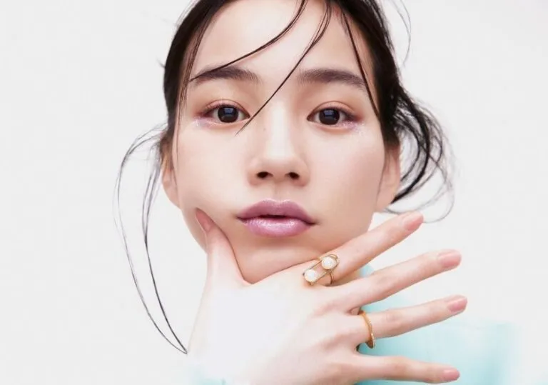 派手なアイメイクの能年玲奈（のん）