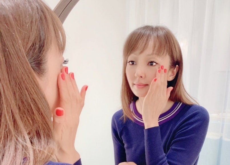 旅行中でもスキンケアを欠かさない神田うのの画像