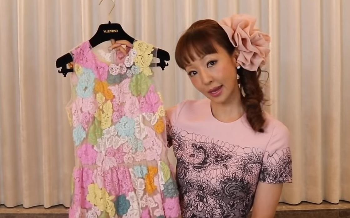 ドレスワンピースを紹介する神田うのの画像