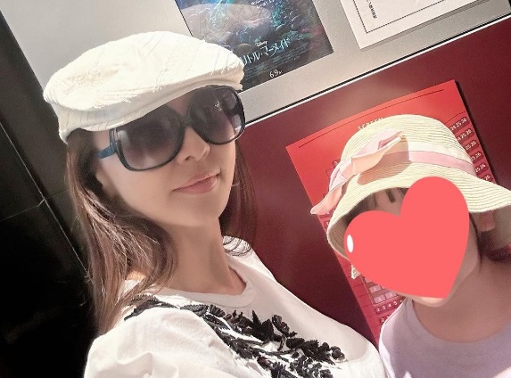 娘さんとのお出かけを楽しむ神田うのの画像