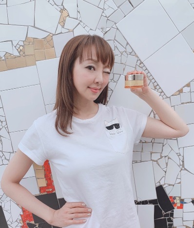 クリームを紹介する神田うのの画像