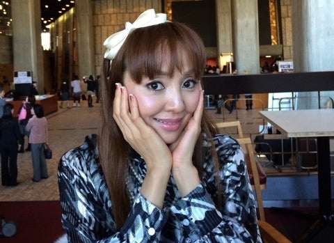 キュートなポーズをとる神田うのの画像