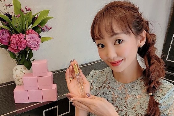 フレグランスを紹介する神田うのの画像