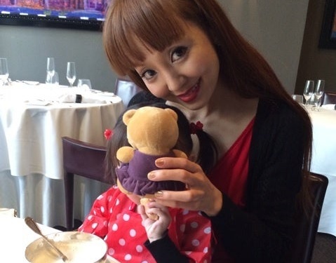 娘さんとフレンチを楽しむ神田うのの画像