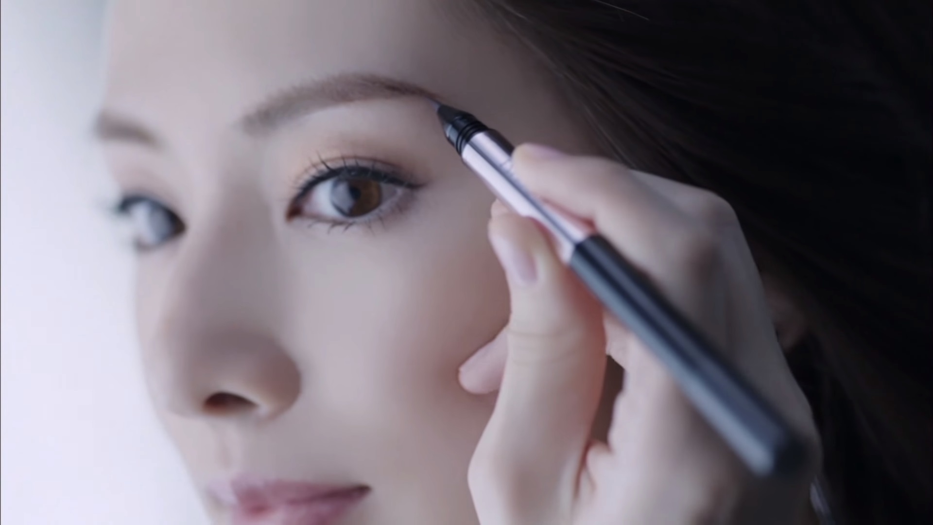 アイブロウで眉を整える北川景子の画像