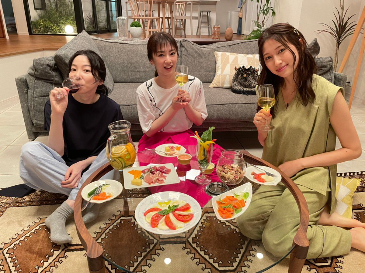 ドラマの共演者とオフショットを撮る北川景子の画像