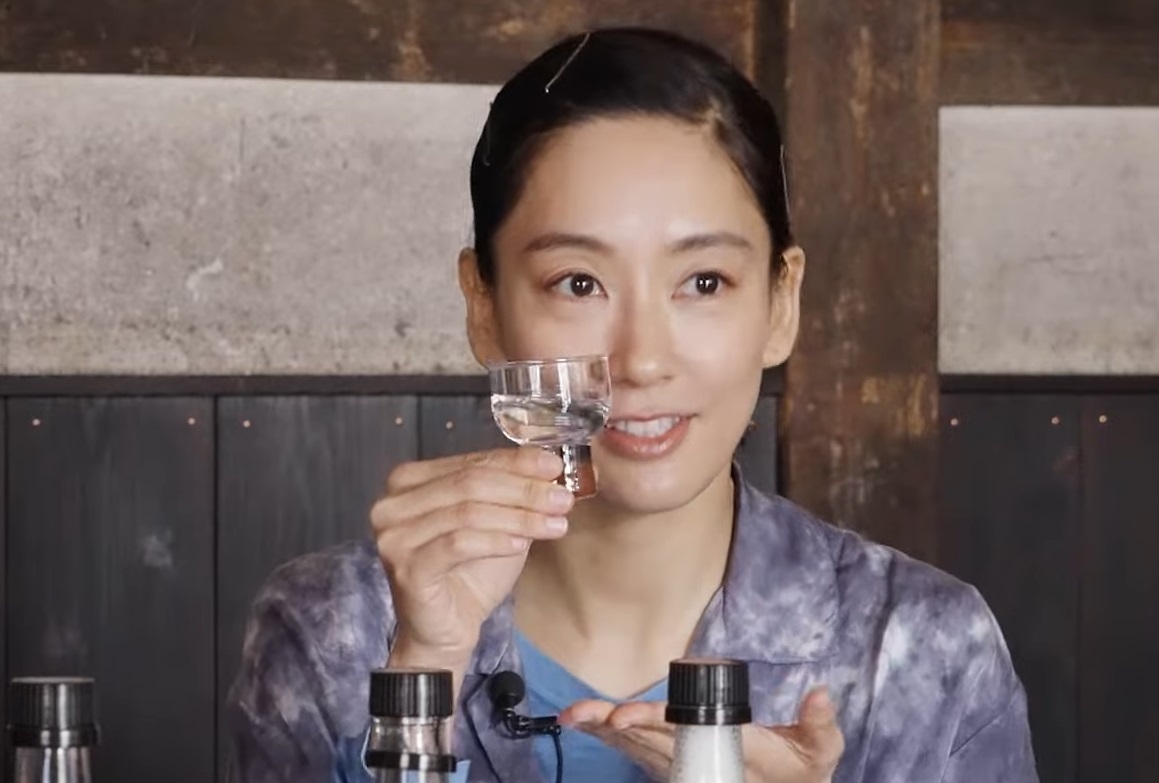 日本酒を楽しむ水川あさみの画像