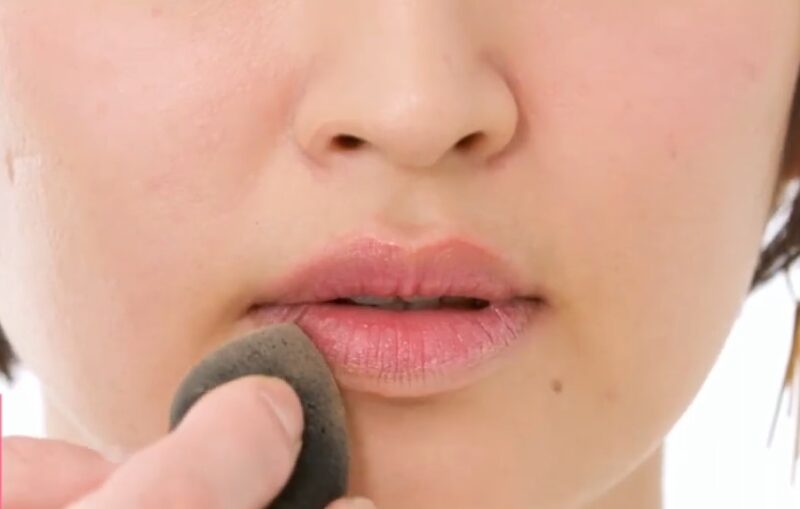 唇を薄く見せるリップメイクの手順１の画像