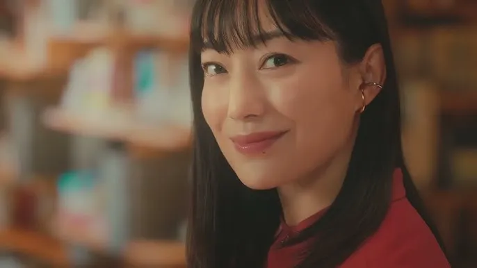 微笑みをたたえる菅野美穂