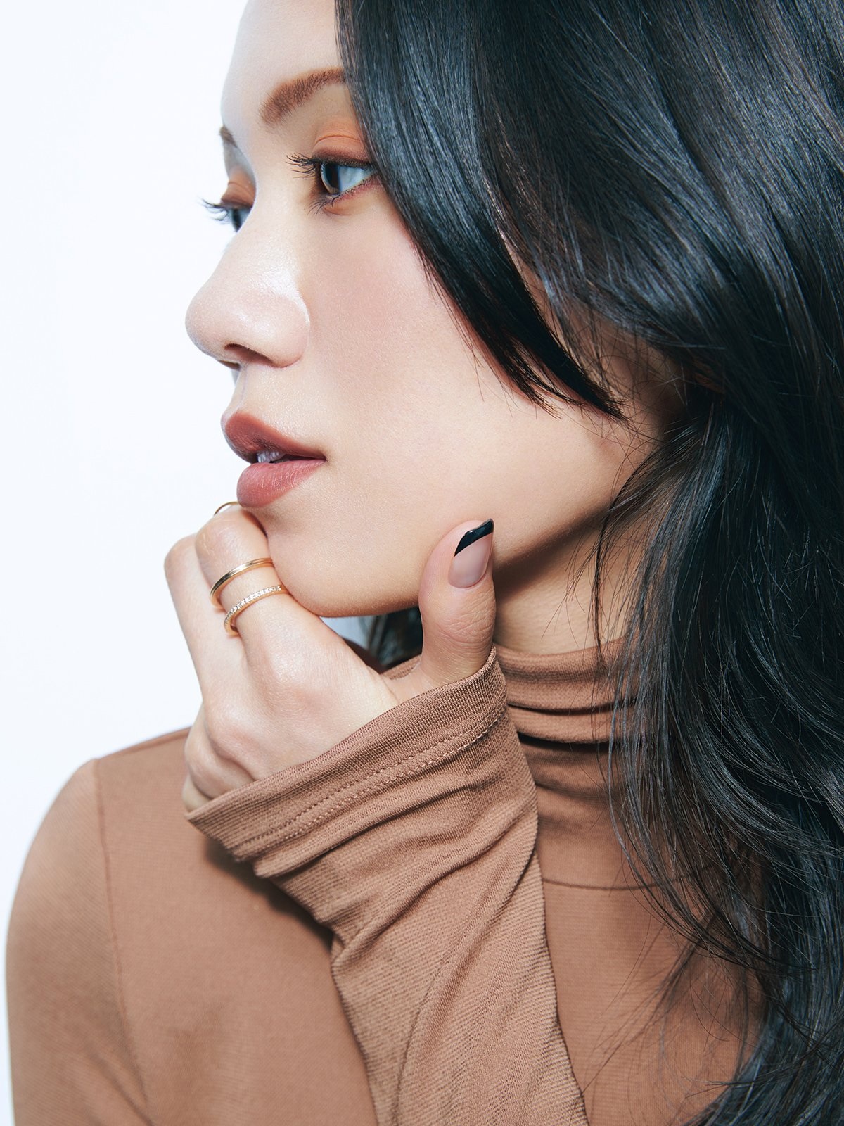 顎に手を添える二階堂ふみの画像