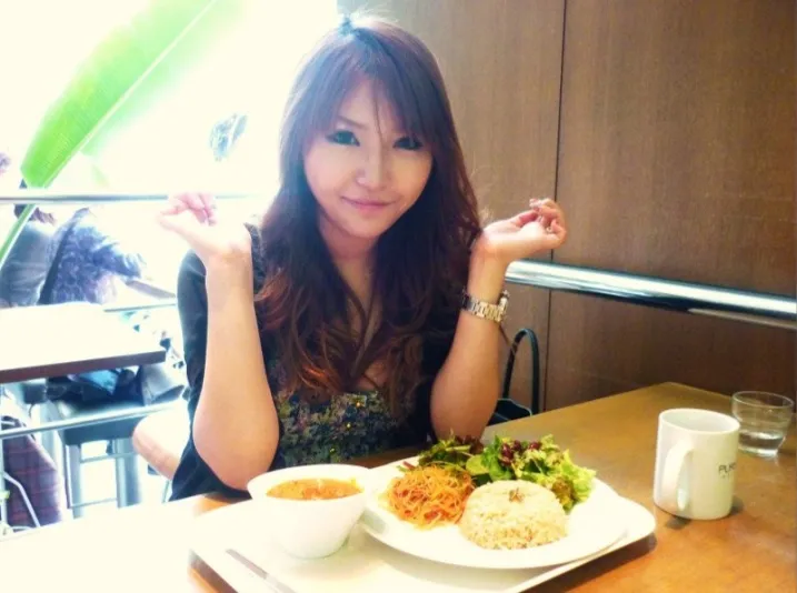 ランチを楽しむ大塚里香