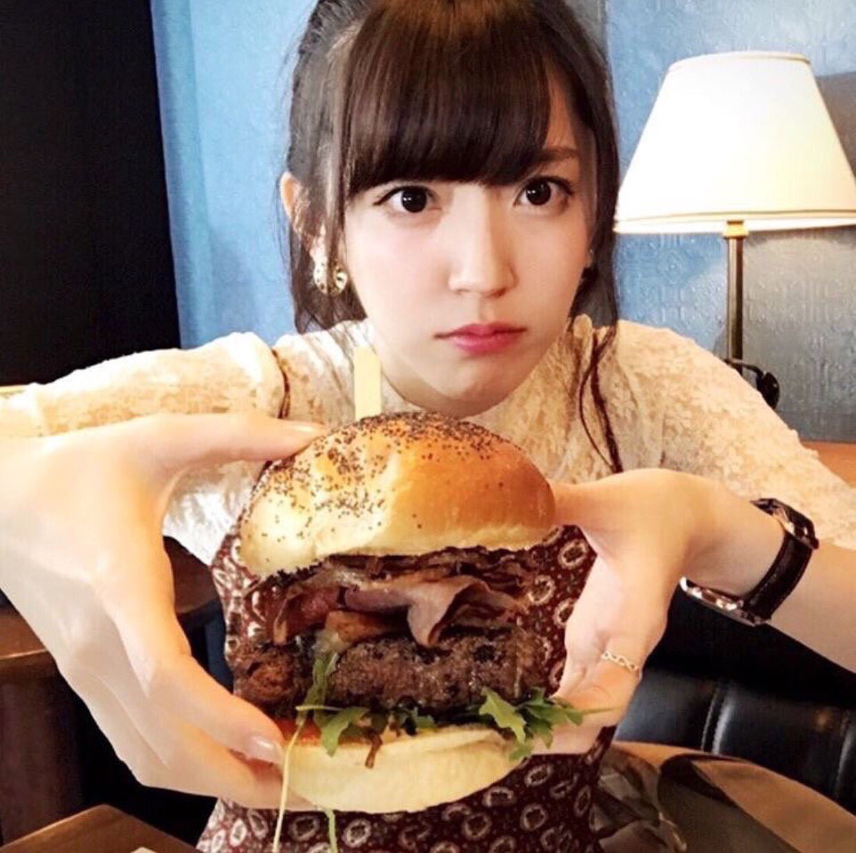 ハンバーガーを食べる鈴木愛理の画像