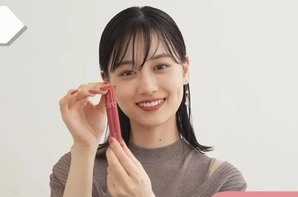 愛用のリップを紹介する山下美月