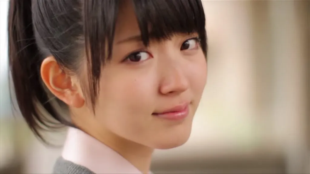 振り向く鈴木愛理