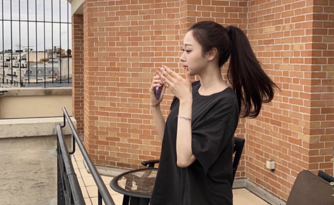 整った横顔のジゼルの画像