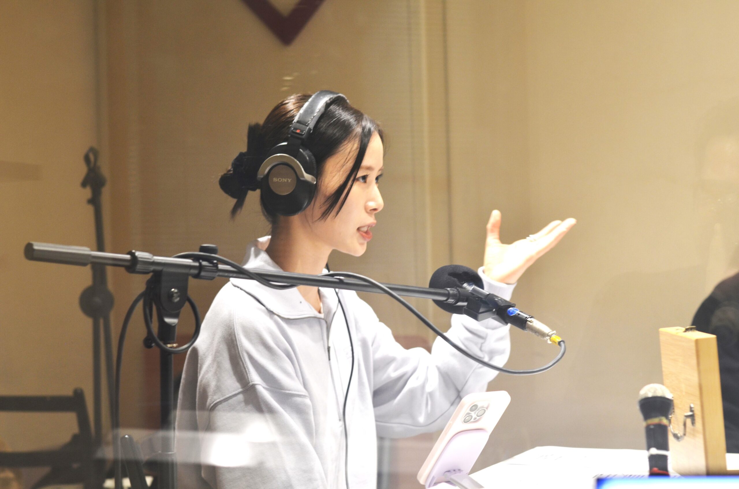 冠番組「あさひーりんぐ」の収録に臨む朝日奈央の画像